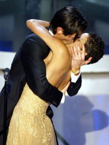 adrien-brody-kisses-halle-berry-at-oscar